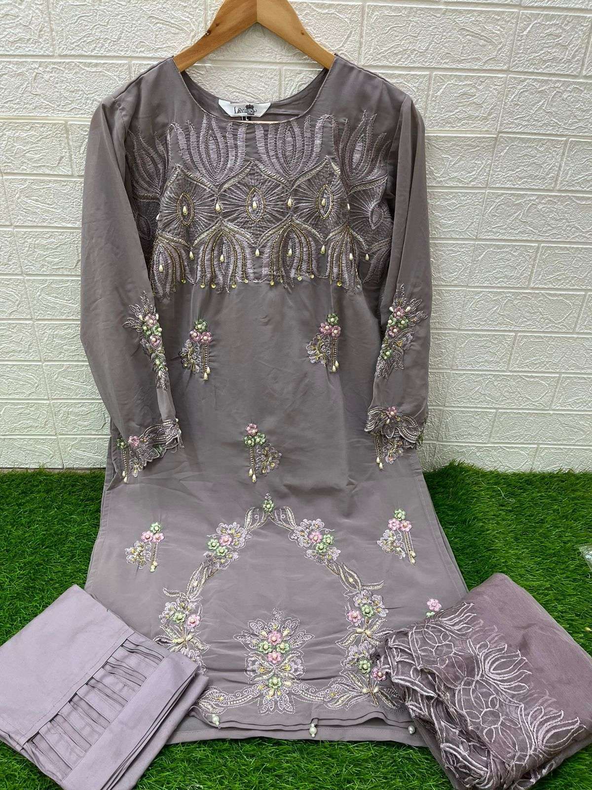 laxuria-trendz-1324-latest-style-kurti-pant-dupatta-set-festive-collection-3-2024-03-26_13_00_07